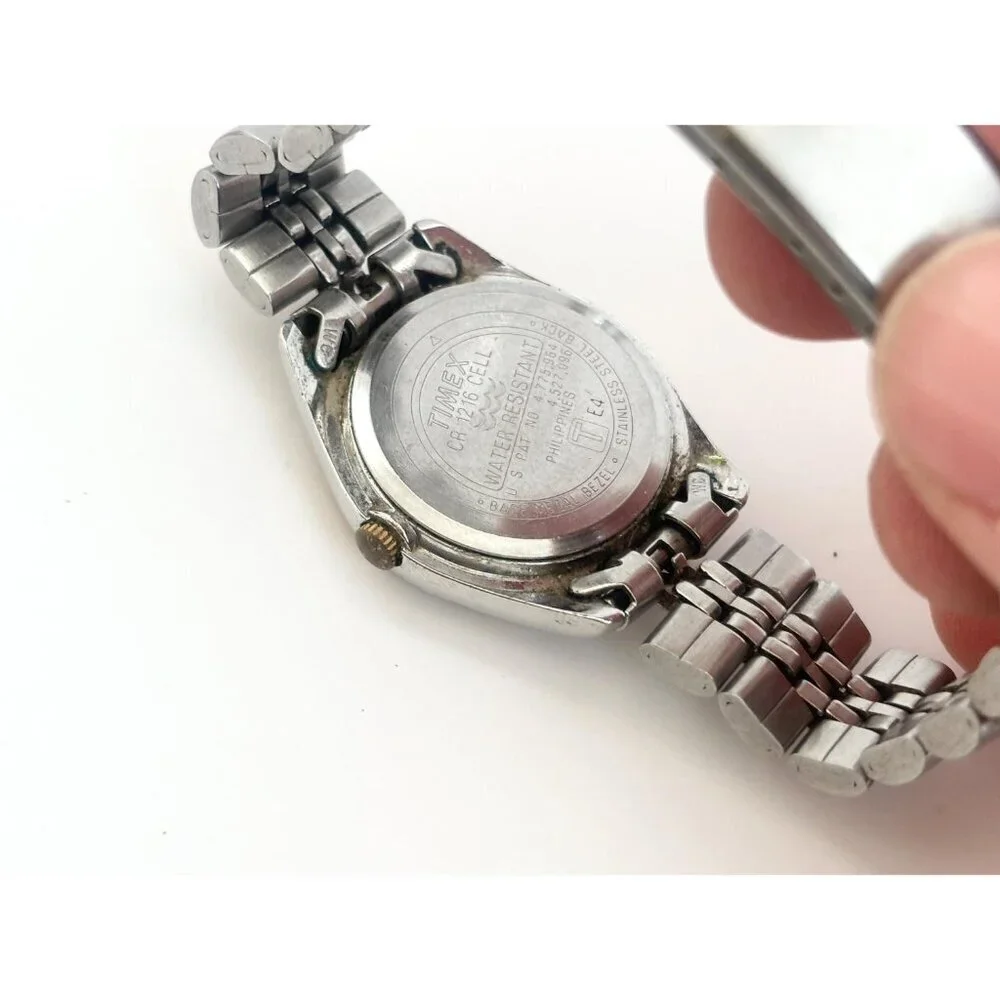 Timex Indiglo Silver Toned Fluted Bezel Vintage Wristwatch - 25mm - WORKS!